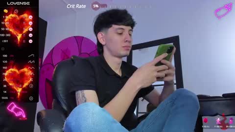 Snapshot of santi_delacruz chatting on February 12, 2025, 8:29 pm santi online show from February 12, 2025, 8:29 pm