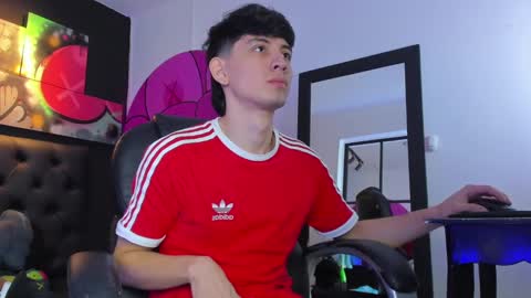 Snapshot of santi_delacruz chatting on February 13, 2025, 3:03 pm santi online show from February 13, 2025, 3:03 pm