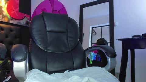 Snapshot of santi_delacruz chatting on February 13, 2025, 9:06 pm santi online show from February 13, 2025, 9:06 pm