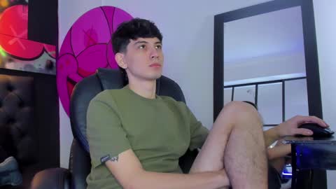 Snapshot of santi_delacruz chatting on February 19, 2025, 2:34 pm santi online show from February 19, 2025, 2:34 pm