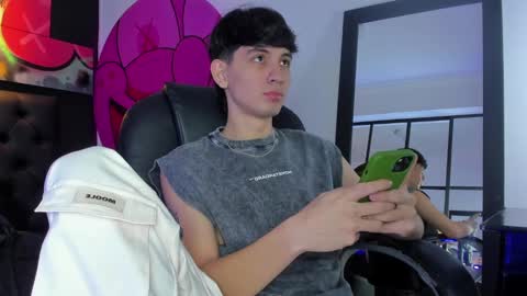 Snapshot of santi_delacruz chatting on February 20, 2025, 2:46 pm santi online show from February 20, 2025, 2:46 pm