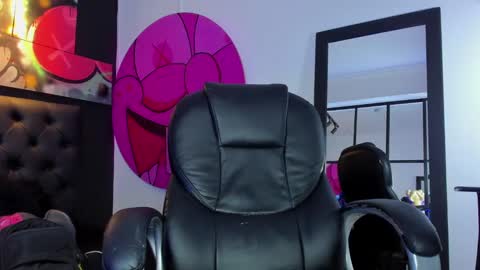 Snapshot of santi_delacruz chatting on February 26, 2025, 4:03 pm santi online show from February 26, 2025, 4:03 pm