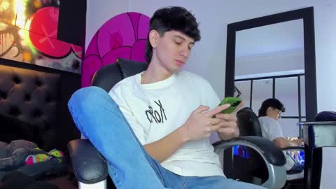 Snapshot of santi_delacruz chatting on February 28, 2025, 3:37 pm santi online show from February 28, 2025, 3:37 pm