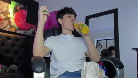 Snapshot of santi_delacruz chatting on March 11, 2025, 3:23 pm santi online show from March 11, 2025, 3:23 pm