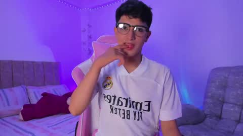 Snapshot of santi_ll chatting on April 8, 2026, 2:22 am santi online show from April 8, 2026, 2:22 am
