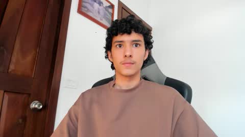 Snapshot of santi_twink19 chatting on December 21, 2025, 12:23 pm santi_twink19 online show from December 21, 2025, 12:23 pm