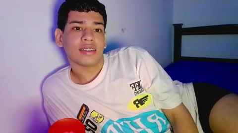 Snapshot of santiago_foxx chatting on February 1, 2026, 7:23 pm santi online show from February 1, 2026, 7:23 pm