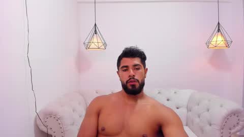 santiago_huntt online show from December 3, 2024, 8:06 pm