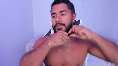 santiago_huntt online show from November 12, 2025, 8:52 pm