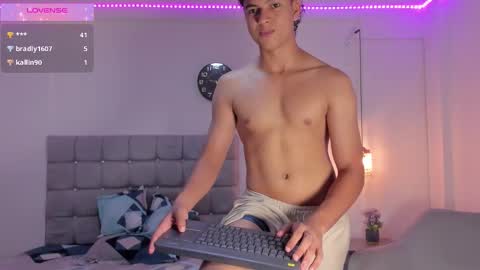 Snapshot of santy_stump chatting on September 17, 2025, 9:27 pm santy_stump online show from September 17, 2025, 9:27 pm