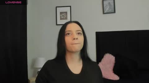 Snapshot of sara_b11 chatting on June 19, 2026, 6:01 pm sara_b11 online show from June 19, 2026, 6:01 pm