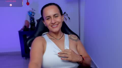 Snapshot of sara_charmy chatting on June 6, 2026, 11:42 pm online show from June 6, 2026, 11:42 pm