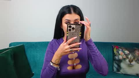 Im Sara I am happy to be here  online show from November 21, 2025, 5:55 pm