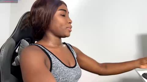 Snapshot of sara_muscle chatting on December 10, 2024, 11:30 pm Sara online show from December 10, 2024, 11:30 pm