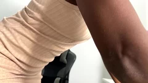 Snapshot of sara_muscle chatting on December 18, 2024, 1:05 am Sara online show from December 18, 2024, 1:05 am