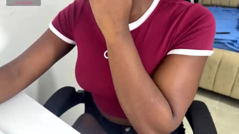 Snapshot of sara_muscle chatting on October 17, 2025, 12:14 am Sara online show from October 17, 2025, 12:14 am