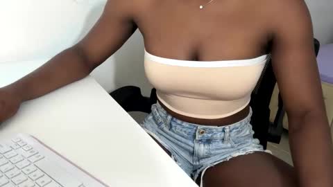 Snapshot of sara_muscle chatting on November 5, 2025, 8:53 pm Sara online show from November 5, 2025, 8:53 pm