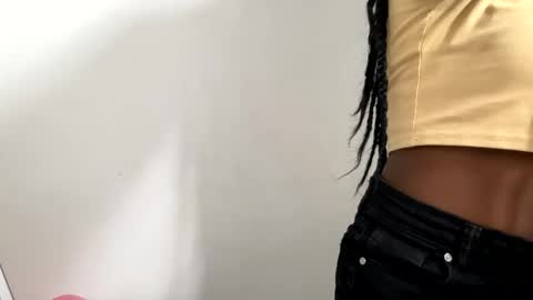 Snapshot of sara_muscle chatting on December 15, 2025, 10:47 pm Sara online show from December 15, 2025, 10:47 pm