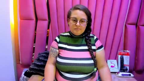 sara_thonson_ online show from June 26, 2026, 5:23 am
