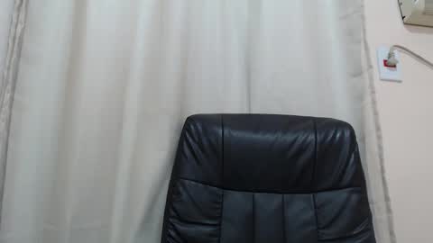 saradorj92 online show from November 3, 2025, 9:05 pm