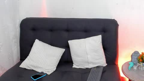 Snapshot of sarah_and_nicolle chatting on December 19, 2024, 3:18 am Sarah Redhair  Nicolle Black hair  online show from December 19, 2024, 3:18 am