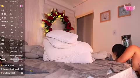 Snapshot of sarah_moonn_ chatting on December 9, 2024, 7:17 am Sarah online show from December 9, 2024, 7:17 am