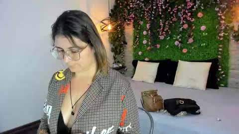 Sarah Deyvis online show from November 21, 2025, 1:21 pm