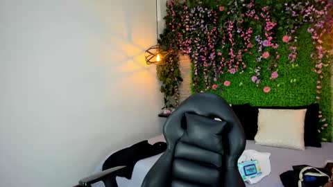 Sarah Deyvis online show from November 27, 2025, 6:54 pm