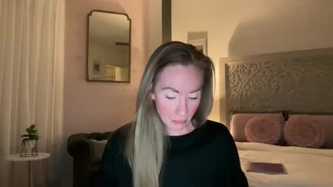 Snapshot of sarahgiroux86 chatting on June 3, 2026, 3:42 am Sarah online show from June 3, 2026, 3:42 am