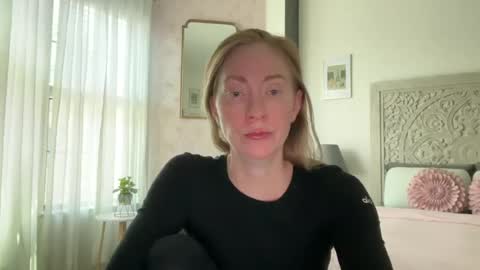 Snapshot of sarahgiroux86 chatting on June 17, 2026, 6:42 pm Sarah online show from June 17, 2026, 6:42 pm