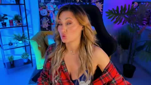 Divine Sarah NONUDE model online show from February 22, 2025, 5:46 pm