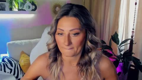 Divine Sarah NONUDE model online show from May 31, 2026, 9:16 am
