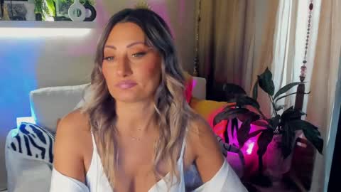 Divine Sarah NONUDE model online show from June 4, 2026, 7:58 am