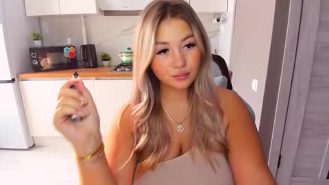 Sarah online show from September 19, 2025, 12:06 pm