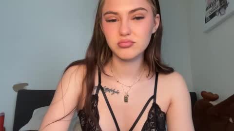 SarahxOliver online show from December 18, 2025, 3:07 pm