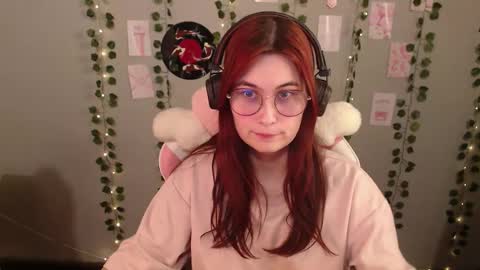 Snapshot of sarakinski chatting on December 3, 2025, 10:13 am Sara online show from December 3, 2025, 10:13 am