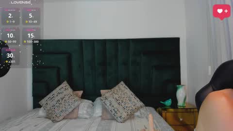 Snapshot of sarawagner_ chatting on October 31, 2025, 2:12 am online show from October 31, 2025, 2:12 am