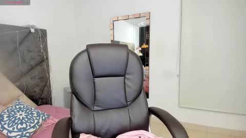 Snapshot of sarawagner_ chatting on November 4, 2025, 12:10 am online show from November 4, 2025, 12:10 am