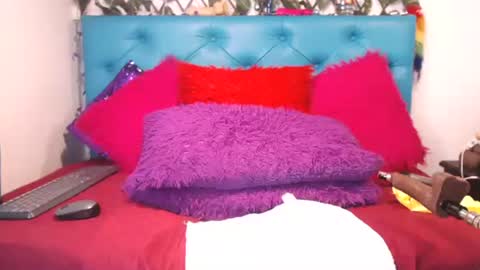 Sara Wills online show from November 3, 2025, 2:07 pm