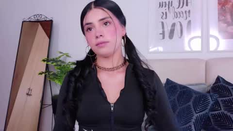 Sara online show from November 25, 2025, 8:53 pm