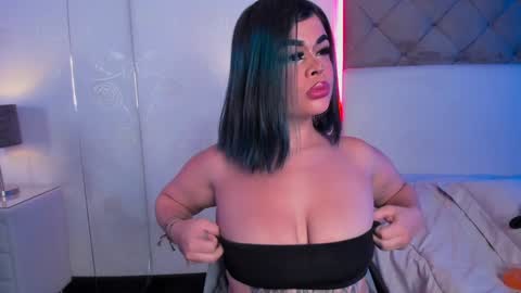 Snapshot of sashajune chatting on February 5, 2025, 8:57 pm selene online show from February 5, 2025, 8:57 pm