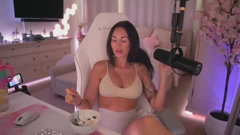 sashawest_official online show from June 17, 2026, 10:43 pm