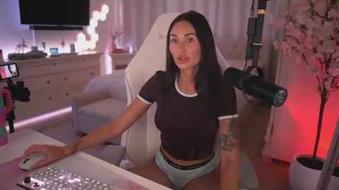 sashawest_official online show from June 18, 2026, 11:20 pm