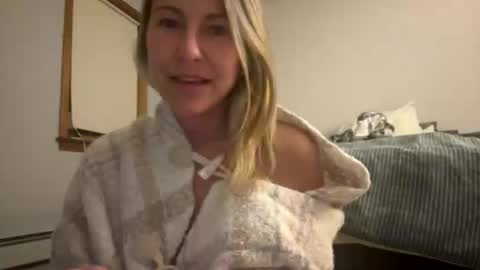 Snapshot of sassyella chatting on October 19, 2025, 4:13 am Sassyella online show from October 19, 2025, 4:13 am