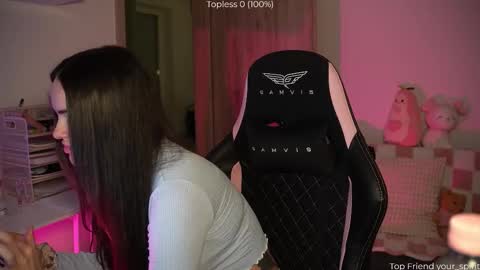 Snapshot of savvage_play chatting on December 4, 2025, 7:44 pm Naomi online show from December 4, 2025, 7:44 pm