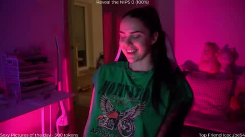 Naomi online show from December 18, 2025, 7:42 pm