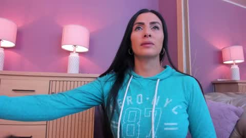 Scarlet Edwars online show from March 7, 2025, 12:12 pm