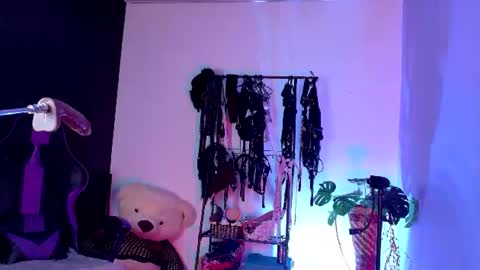 scarlet_gold online show from July 8, 2026, 5:17 pm