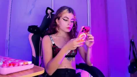 Snapshot of scarletblaze_ chatting on August 1, 2026, 12:21 am Scarlet online show from August 1, 2026, 12:21 am