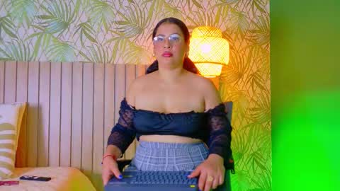 Snapshot of scarleth_evans1 chatting on November 17, 2025, 7:30 pm Scarleth Evans online show from November 17, 2025, 7:30 pm